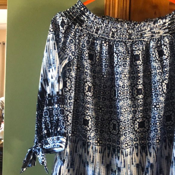 Blouse - Picture 2 of 3